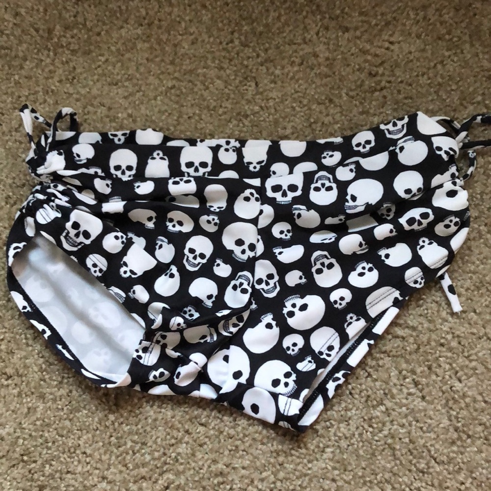 Onzie skull yoga shorts
